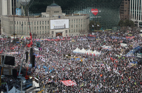 서울광장에서 열린 탄핵반대 집회      (서울=연합뉴스) 김도훈 기자 = 특검수사가 종료된 뒤 첫 주말인 4일 오후 박근혜 대통령 탄핵 기각 촉구 집회가 열린 서울광장이 참가자들로 가득 차 있다. 2017.3.4      superdoo82@yna.co.kr  (끝)